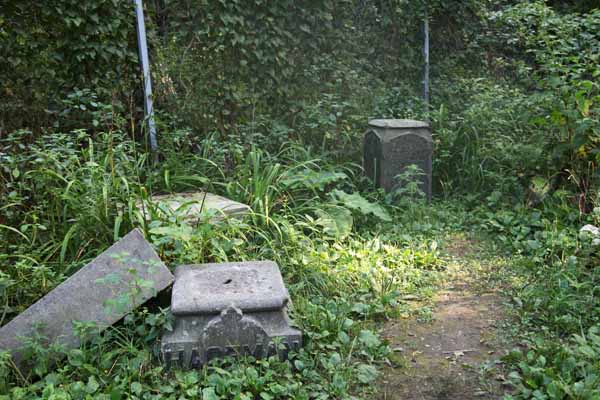 Here is the infamous monument where the ghostly shap of a woman is said to have been seen sitting and waiting for a man who never comes.