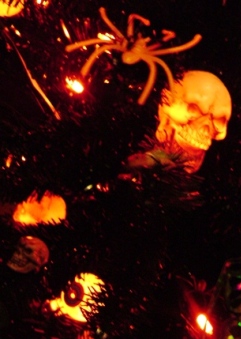 HALLOWEEN TREE 2009 005.jpg